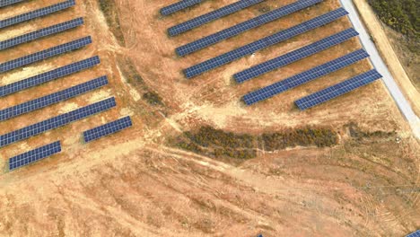 Luftaufnahme-Eines-Solarparks-über-Trockenem-Land,-Portugal,-4k
