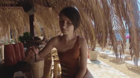 Schönes-Weibliches-Model-Auf-Der-Terrasse-Von-Dubrovnik,-Trinkt-Einen-Frischen-Eiskaffee