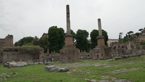 Ruinen-Des-Römischen-Forums-An-Bewölktem,-Bewölktem-Tag-Mit-Touristenbesuch