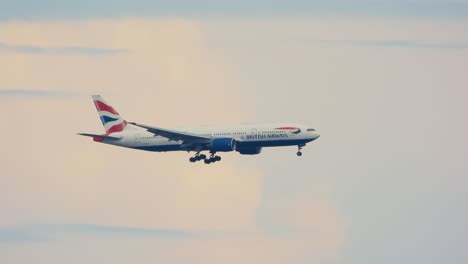 Toma-De-Seguimiento,-Avión-Comercial-De-British-Airways-En-Aproximación-Con-El-Tren-De-Aterrizaje-Bajado.