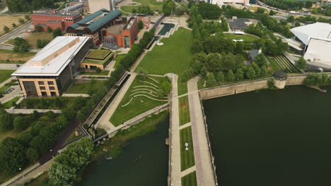 Vista-Desde-Arriba-Del-Puente-Peatonal-Del-Río-Blanco-Hacia-El-óvalo-Y-El-Salón-De-Campeones-De-La-Ncaa-En-Indianápolis,-Indiana