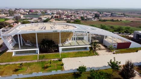 Edificio-De-La-Asamblea-Nacional-Con-Arquitectura-Moderna-En-Banjul,-Gambia