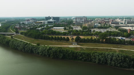 Panorama-Des-Städtischen-Wildnispfads-Mit-Fußballstadion-In-Der-Innenstadt-Von-Indianapolis,-Indiana