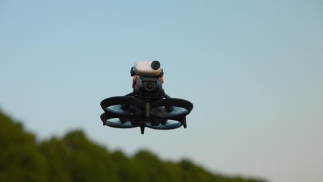 Drohne-Im-Statischen-Flug-Mit-Oben-Montierter-Insta360-Kamera
