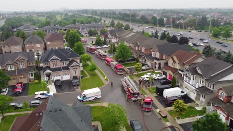 Luftaufnahme-über-Feuerwehrautos-Und-Rettungsfahrzeuge,-Die-Das-Haus-Versorgen