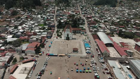 Plaza-Principal-E-Iglesia-Indígena-En-Chamula,-Chiapas,-México