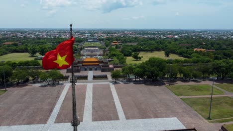 Die-Vietnamesische-Flagge-Weht-Im-Wind-über-Der-Malerischen-Stadt-Hue