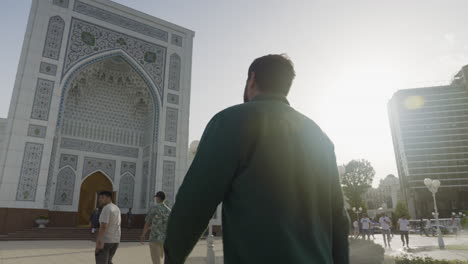Menschen,-Die-Vor-Der-Kleinen-Moschee-In-Taschkent,-Usbekistan,-Spazieren-Gehen
