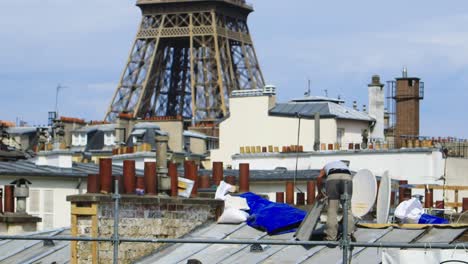 Bauarbeiter-Arbeiten-An-Der-Isolierung-Des-Daches-Vor-Dem-Eiffelturm