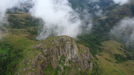Vista-Aérea-De-La-Reserva-Natural-De-Songimvelo-En-Sudáfrica-Con-Montañas-Verdes