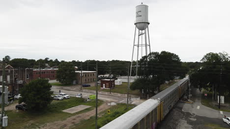 Güterzug-Fährt-Am-Wasserturm-In-Einer-Kleinen-Stadt-In-Texas-Vorbei