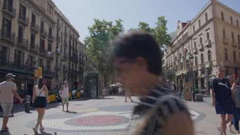 Cerca-De-Grandes-Multitudes-De-Turistas-Caminando-En-La-Plaza-De-La-Ciudad-A-Lo-Largo-De-Calles-Concurridas-Al-Atardecer-En-Barcelona-España-En-6k