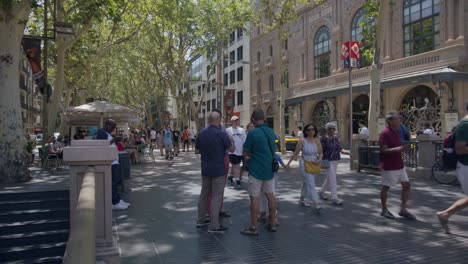 Cerca-De-Grandes-Multitudes-De-Turistas-Caminando-Por-Calles-Concurridas-Al-Atardecer-En-Barcelona-España-En-6k