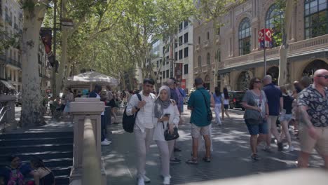Cerca-De-Grandes-Multitudes-De-Turistas-Caminando-Hacia-El-Metro-A-Lo-Largo-De-Calles-Concurridas-Al-Atardecer-En-Barcelona-España-En-6k