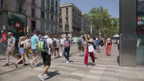 Cerca-De-Grandes-Multitudes-De-Turistas-Caminando-Cerca-De-Ascensores-A-Lo-Largo-De-Calles-Concurridas-Al-Atardecer-En-Barcelona-España-En-6k