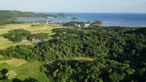 Vista-Aérea-Bosque-Tropical,-Mar-Azul-Y-Ciudad-Costera-De-Baras-En-Catanduanes,-Filipinas
