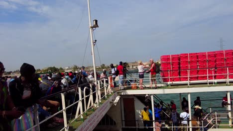 Kunta-Kinteh-Fast-Ferry-Que-Ofrece-Servicio-De-Cruce-De-Ríos-En-Gambia-Con-Pasajeros,-Incluidos-Turistas,-Que-Navegan-Hacia-Barra-Desde-Banjul