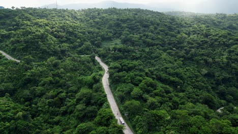 Straße-Zwischen-Dem-Grünen-Wald-Im-Berg-In-Baras,-Catanduanes,-Philippinen