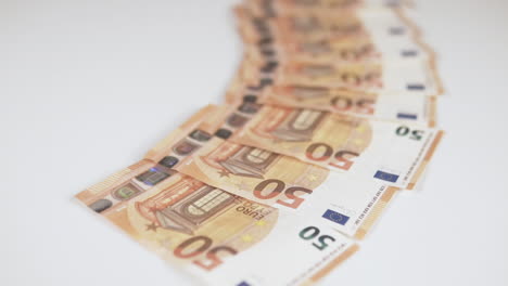 Larga-Fila-De-Billetes-De-Banco-De-Cincuenta-Euros