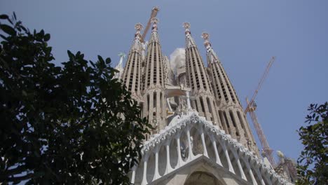 Mid-Street-To-Sky-View,-Die-Berühmte-Kathedrale-Sagrada-Familia-In-Barcelona,-Spanien,-Am-Frühen-Morgen-In-6-Km