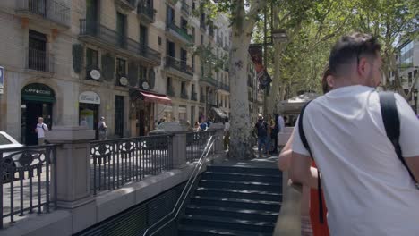 Cerca-De-Grandes-Multitudes-De-Turistas-Descansando-Y-Caminando-Por-Calles-Concurridas-Al-Atardecer-En-Barcelona-España-En-6k