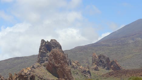 Nubes-Que-Fluyen-Por-Encima-De-Las-Montañas-Rocosas-En-El-Parque-Nacional-Del-Teide,-Lapso-De-Tiempo