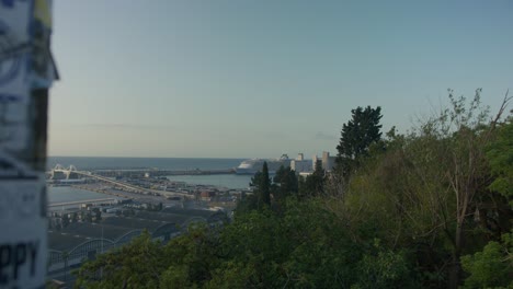 Blick-Auf-Den-Hafen,-Die-Skyline-Der-Stadt-Barcelona,-Spanien,-Als-Sonnenaufgang-In-6k,-Während-Vögel-Fliegen
