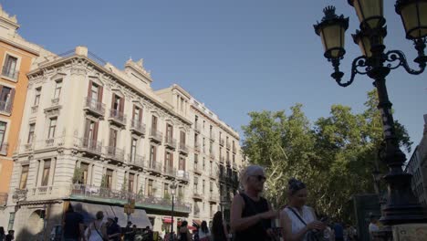 Cerca-De-Ancianas-Hablando-Y-Turistas-Caminando-Por-Una-Calle-Concurrida-Al-Atardecer-En-Barcelona-España-En-6k