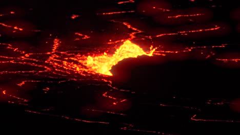 Magma-Fundido-Burbujeando-Del-Cráter-Kilauea-En-El-Parque-Nacional-Del-Volcán,-Isla-De-Hawaii