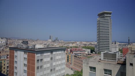 Blick-Auf-Den-Gebäudevorsprung,-Anderer-Blickwinkel,-Überblick-über-Barcelona,-Spanien-Am-Frühen-Morgen,-Während-Vögel-In-6-Km-An-Der-Skyline-Der-Stadt-Entlangfliegen