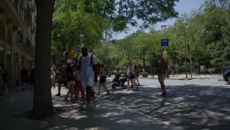 Turista-Caminando-Por-Una-Calle-Concurrida-Al-Atardecer-En-Barcelona-España-En-6k