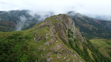 Drone-Disparó-Montañas-Y-Rocas-En-El-Valle-De-Ezulwini-En-La-Naturaleza-De-Eswatini