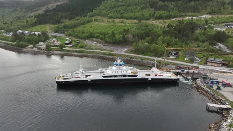 Ferry-Rodvensfjord-Desde-El-Fiordo-1-Sale-Del-Muelle-Del-Ferry-En-El-Cruce-Entre-Soelsnes-Y-Aaafarnes-Noruega