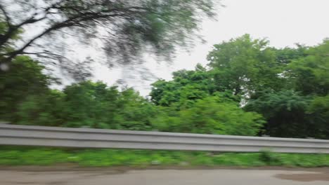 Coche-Viajando-Amor-Ventana-Lateral-árboles-Moviéndose-En-Día-Lluvioso-India