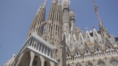 Von-Links-Nach-Rechts-Langsamer-Blick-Auf-Den-Himmel,-Die-Berühmte-Kathedrale-Sagrada-Familia-In-Barcelona,-Spanien,-Am-Frühen-Morgen-In-6-Km