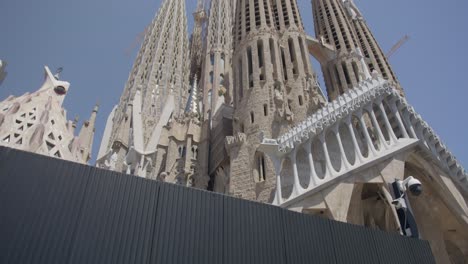 Himmel-Zu-Menschen-Auf-Der-Straße,-Blick-Auf-Die-Berühmte-Kathedrale-Sagrada-Familia-In-Barcelona,-Spanien,-Am-Frühen-Morgen-In-6-Km