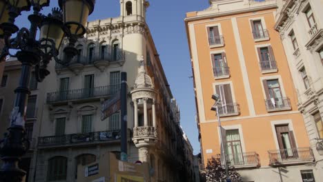 Himmel-In-Richtung-Straße,-Nahaufnahme-Von-Touristen,-Die-Bei-Sonnenuntergang-In-Barcelona,-Spanien,-Auf-Einer-überfüllten-Straße-Spazieren,-In-6k