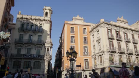 Primer-Plano-De-Turistas-Caminando-Por-Una-Calle-Concurrida-Al-Atardecer-En-Barcelona-España-En-6kn-En-6k