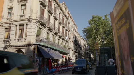 Turista-Que-Pasa-En-Taxi-Caminando-Por-Una-Calle-Concurrida-Al-Atardecer-En-Barcelona-España-En-6k