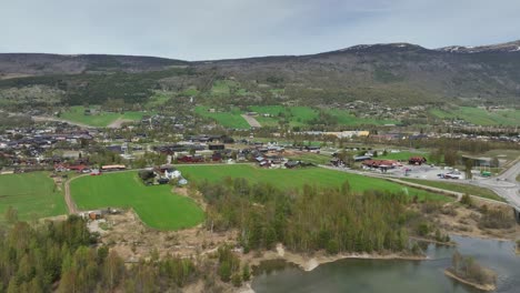 Luftaufnahme-Von-Otta,-Norwegen-–-Stadt-Und-Straße-E-6