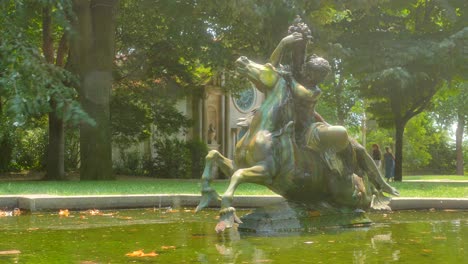 Wasserbrunnen-Mit-Statue-Im-Sommer-Im-Garten-Des-Crystal-Palace-In-Porto,-Portugal