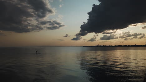 Einsamer-Paddelboarder,-Der-Unter-Einem-Wunderschönen-Sonnenuntergangshimmel-über-Den-Ontariosee-Gleitet