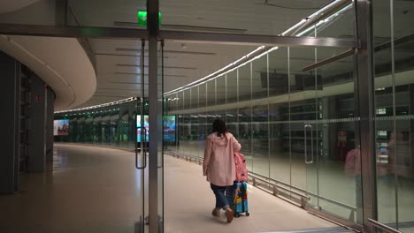Dublin-Aairport-Gate-Sign-En-Irlandés-E-Inglés,-Mujer-Con-Equipaje-Yendo-A-La-Puerta