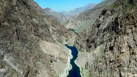 Drohnenaufnahme-Eines-Flusses,-Der-Durch-Ein-Gebirgstal-In-Tadschikistan-Fließt