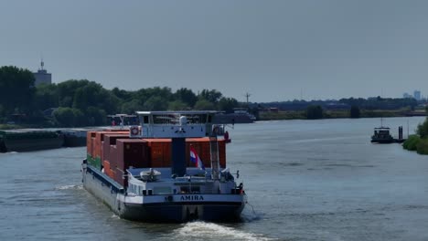 Das-Frachtschiff-Amira-Gleitet-Durch-Die-Gewässer-Nahe-Der-Stadt-Zwijndrecht.-Seine-Hoch-Aufragende-Struktur-Und-Seine-Leistungsstarken-Motoren-Sind-Ein-Beweis-Für-Die-Wunder-Der-Modernen-Technik