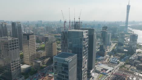 Vista-Aérea-De-La-Zona-De-Desarrollo-Industrial-De-Alta-Tecnología-De-Guangzhou-Tianhe,-Enfoque-De-Drones-Moderno-Rascacielos-Con-Antena,-Paisaje-Urbano-Ciudad-Inteligente-En-China