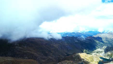 Volando-Hacia-El-Lago-Naret-En-Suiza-Y-La-Cordillera-De-Fondo