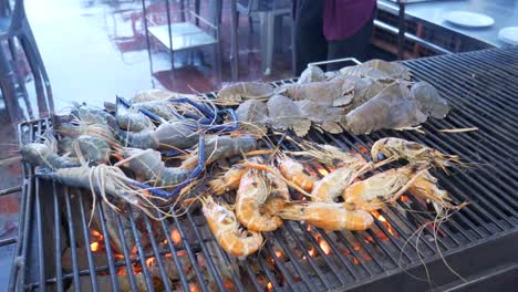 Kochen-Von-Flussgarnelen,-Slipper-Hummer-Auf-Dem-Grill-Auf-Heißer-Kohle-In-Der-Hellen-Küche-Von-Pattaya