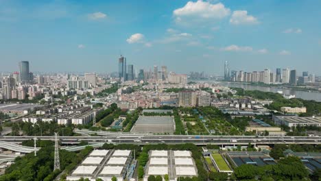 Vista-Aérea-Del-Horizonte-De-Guangzhou-China-Con-Tráfico-En-La-Carretera-Principal-Y-El-Paisaje-Urbano-De-La-Moderna-Ciudad-Inteligente-En-Segundo-Plano