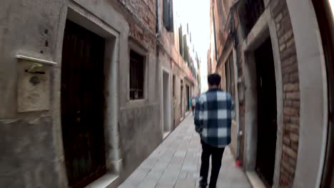Hiperlapso-Pov-Caminando-Sobre-Puentes-Y-Explorando-Venecia-A-Través-De-Calles-Estrechas-Y-Plaza